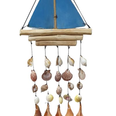 Bote con vela madera y conchas 60cm