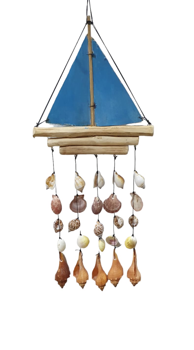 Bote con vela madera y conchas 60cm