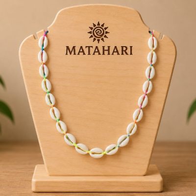 Collar concha blanca con hilo colorido
